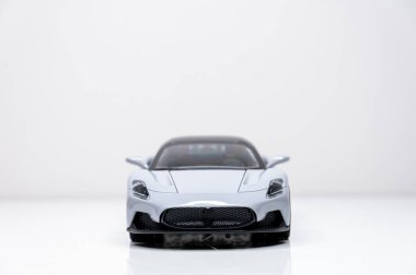 Beyaz arka planda renkli oyuncak araba modelleri