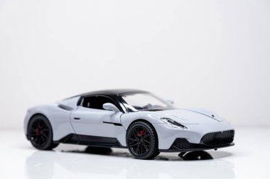 Beyaz arka planda renkli oyuncak araba modelleri