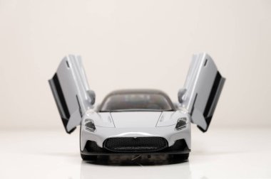 Beyaz arka planda renkli oyuncak araba modelleri