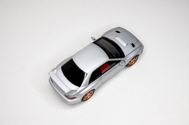 Beyaz arka planda renkli oyuncak araba modelleri