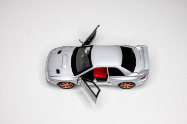 Beyaz arka planda renkli oyuncak araba modelleri