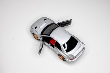 Beyaz arka planda renkli oyuncak araba modelleri