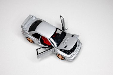 Beyaz arka planda renkli oyuncak araba modelleri