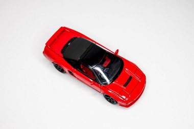 Beyaz arka planda renkli oyuncak araba modelleri