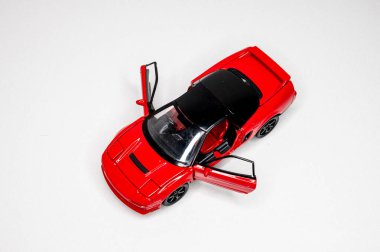 Beyaz arka planda renkli oyuncak araba modelleri