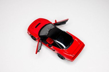 Beyaz arka planda renkli oyuncak araba modelleri