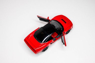 Beyaz arka planda renkli oyuncak araba modelleri