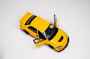 Beyaz arka planda renkli oyuncak araba modelleri