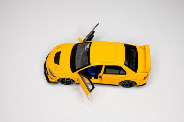 Beyaz arka planda renkli oyuncak araba modelleri