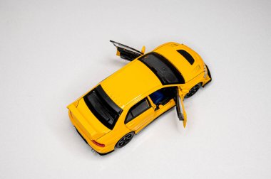 Beyaz arka planda renkli oyuncak araba modelleri