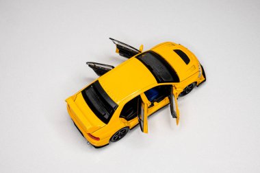 Beyaz arka planda renkli oyuncak araba modelleri