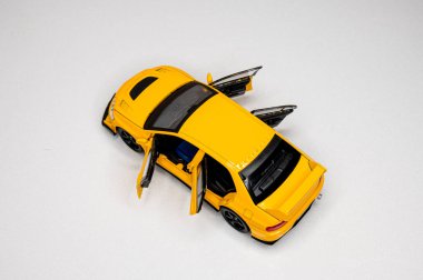 Beyaz arka planda renkli oyuncak araba modelleri