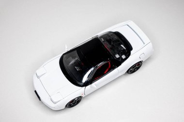 Beyaz arka planda renkli oyuncak araba modelleri