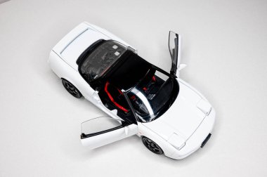 Beyaz arka planda renkli oyuncak araba modelleri