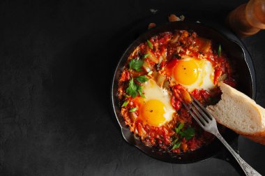 Baharatlı domates soslu haşlanmış yumurta.