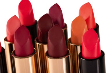 Beyaz arka planda farklı renkte ruj. Dekoratif kozmetik.