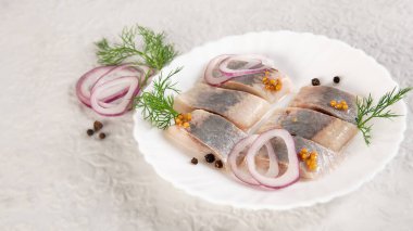 Tuzlu ringa balığı. Deniz ürünleri. Faydalı, lezzetli yemekler. Güzel yemek sunumu.