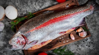 Pişirmeden önce taze balık kesiyorum..