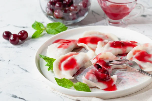 Гарячий Десерт Вишні Пельмені Солодким Соусом Вегетаріанська Їжа — стокове фото