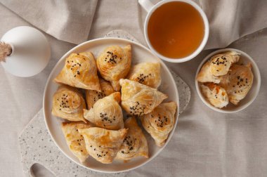 Kabaklı sıcak samsa ve sıcak çay. Avrupa tarzında tablo ayarı.