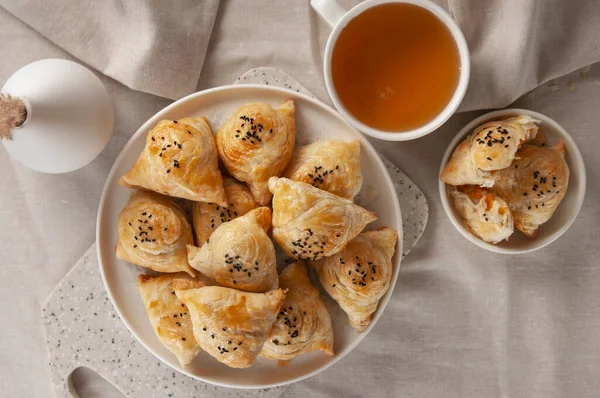 Kabaklı sıcak samsa ve sıcak çay. Avrupa tarzında tablo ayarı.