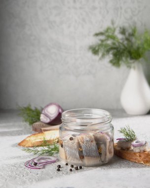 Ringa balıklı sandviç. Kızarmış ekmekte atıştırmalık. Lezzetli balık.