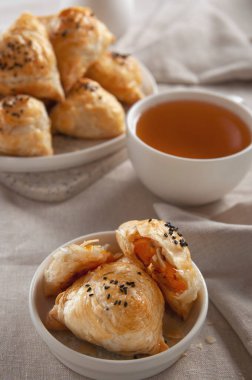 Kabaklı sıcak samsa ve sıcak çay. Avrupa tarzında tablo ayarı.