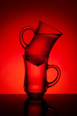 Kırmızı zemin üzerinde çay bardakları