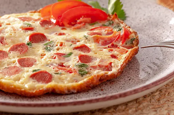 Sabahın erken saatlerinde leziz bir omlet, olgun domates, baharatlı sosis ve taze otlarla nefis bir kahvaltı. Hafif ve aromalı bir yemek, tüm gün boyunca sana enerji verecek doyurucu bir kahvaltı. Zengin lezzetin ve nefis aromanın tadını çıkar..