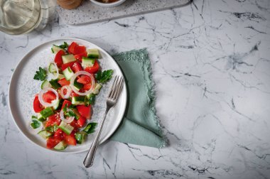 Domatesli taze salata, salatalık, soğan, otlar, tereyağı ve susam tohumları. Lezzetli çerez. Domatesli salata.