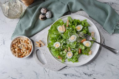 Lezzetli, bahar - yeşil marullu yaz salatası. Sağlıklı ve lezzetli yemekler..