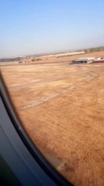 Bir nakliye gemisi, bir yolcu uçağı, varış noktasına vardı. Uçak havaalanı pistine inerken bir yolcu pencereden izliyor. Sarı bir sonbahar tarlası ve nadir binalar camdan görülebiliyor..