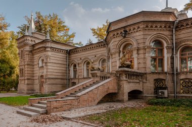 Taşkent 'teki Büyük Dük Nikolai Konstantinovich Sarayı. Taşkent 'teki Romanov Sarayı. Romanovların Taşkent 'teki evi. Binanın arka tarafında. Yüksek kalite fotoğraf