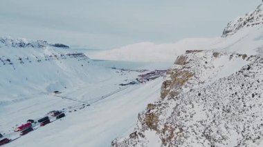 Dağlardaki kardan adam manzarası.
