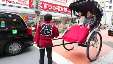 Çantası ve bisikleti olan bir adam.