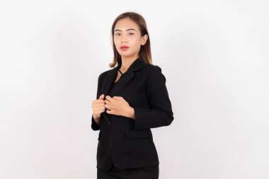 Stüdyo Portresinde Ceket Yakaları Tutan Kendinden emin Genç İş Kadını