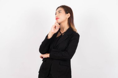 Düşünceli İş Kadını Beyaz Geçmişe Karşı Eller Çene Üzerinde Poz Veriyor