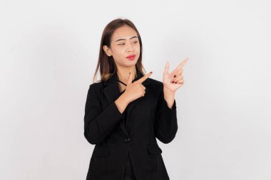 İş kadını iki parmağını da kendine güvenen ifadelerle işaret ediyor.