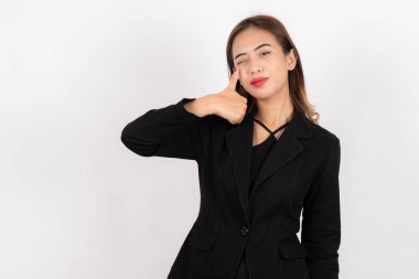 İş Kadını Beyaz Arkaplanda Göz Kırparken El Hareketi Yapıyor