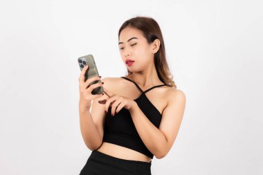 Stüdyo ortamında odaklanmış ve yoğunlaşmış akıllı telefon kullanan kadın