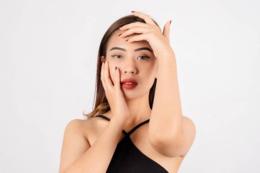 Zarif Kadın İki Elli Güzellik Pozu ile Yüze Dokunuyor