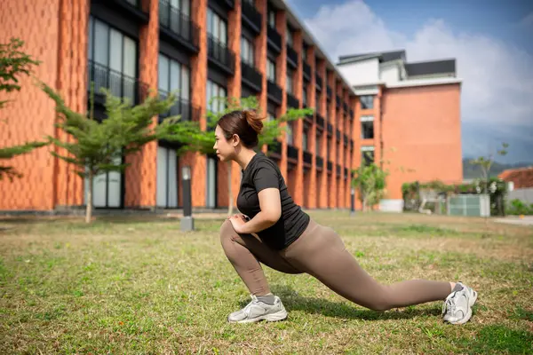 Modern Binanın Önünde Uzanan Kadın