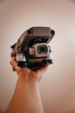 Katlanmış bir Hasselblad insansız hava aracını tutan kişinin yakın çekim görüntüsü, son teknoloji hava kamerası uçuşa hazır. Teknoloji, seyahat ve yaratıcı yenilik temaları için ideal.