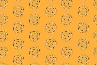 Sarı arka planda çikolata parçacıklı kurabiyeler. Kurabiye karalaması, kusursuz arkaplan. Kurabiyeler fırın, atıştırmalık, pastane ve ürünler için ev yapımı kusursuz desen