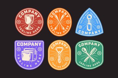 bira kadehi, karıştırma çubuğu, anahtarlık, bira soğutucu kutusu, tirbuşon, karıştırma kaşık retro rozet logosu üretim fabrikası, bar, yaşam tarzı işleri için. vektör illüstrasyonu