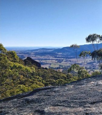 Bir dağın tepesindeki güzel manzara kırsal bölgeye ve çevresine bakıyor.