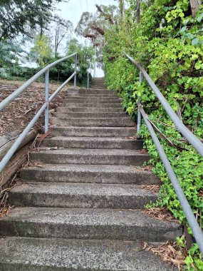 Merdivenler yukarı çıkıyor.