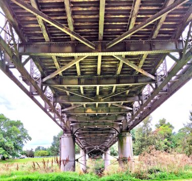 Nehrin üzerinde bir köprünün altına bakıyorum.