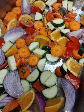 Taze kış sebzeleri pişirilmeye hazır.