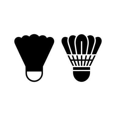 İki farklı siyah badminton mekik horozu temiz beyaz bir arkaplanda gösteriliyor, bu iki spor objesi arasında bir kontrastlık ve yapı sergiliyor..